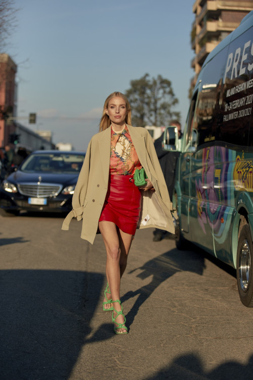 Streetstyle: с чем носить кожаную юбку этой осенью - «Уличный стиль»