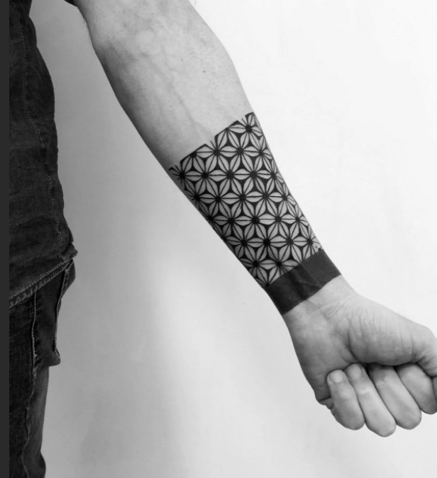 Татуировки для мужчины на запястье - модные эскизы 2022 года с фото: надписи, маленькие тату, со смыслом - «Модные тенденции»