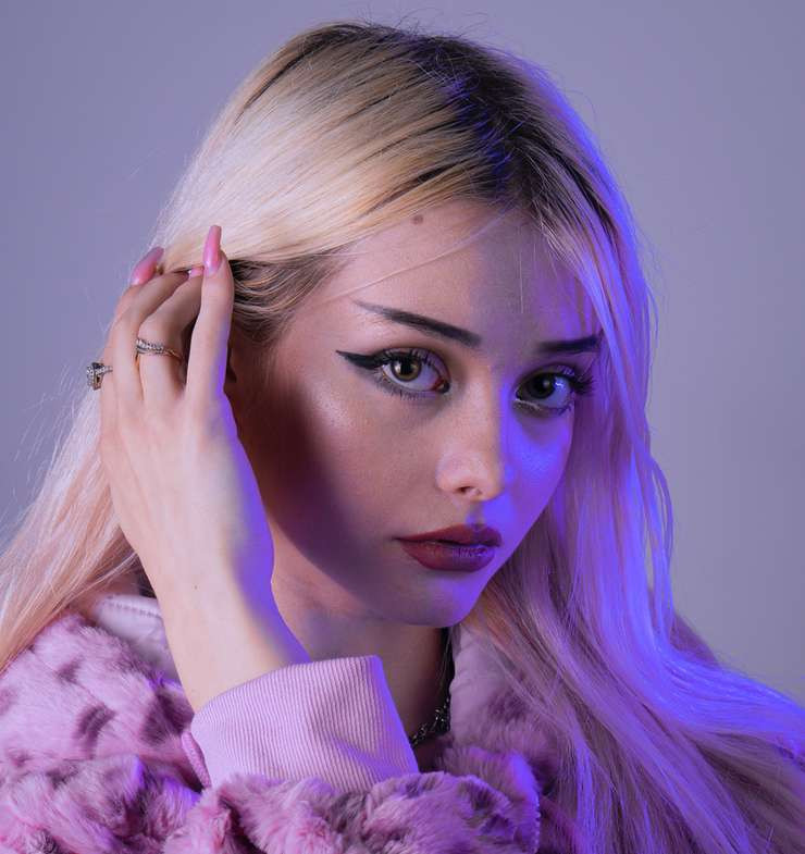 Грубые стрелки или вишневая помада: яркие идеи простого новогоднего макияжа - «Секреты красоты»