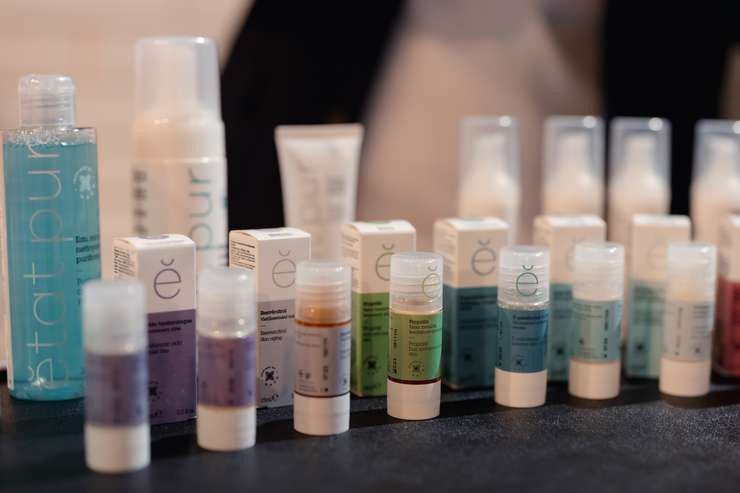 Чистые составы, ровный тон и сюрприз из Азии: изучаем самые интересные бьюти-средства января - «Секреты красоты»