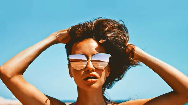 Не только шляпа: дерматолог дала советы, как защитить волосы от солнца - «Секреты красоты»